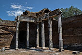 Villa Adriana - Sala dei Pilastri dorici. Hall of the Doric Pilasters at Hadrian's Villa (a.d. 125-133). View of anastilosis of the portico.